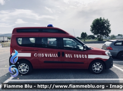 Fiat Doblò XL IV serie 
Vigili del Fuoco 
Direzione Regionale Calabria 
Variante con lampeggianti e supplementari anteriori 
VF 28487
Parole chiave: Fiat Doblò_XL_IVserie VF28487