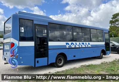 Iveco Cacciamali 100E21
Polizia di Stato 
Reparto Mobile 
POLIZIA E9841
Parole chiave: Iveco Cacciamali_100E21 POLIZIAE9841