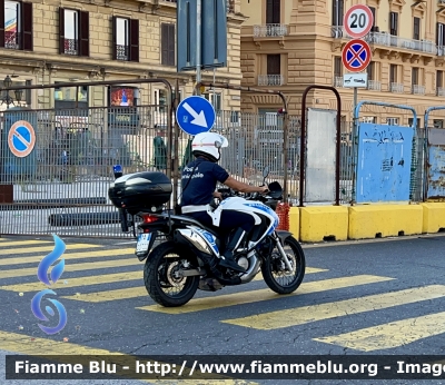 Honda Transalp 
Polizia Municipale 
Comune di Napoli
POLIZIA LOCALE YA 00720

Parole chiave: Honda Transalp POLIZIALOCALEYA00720