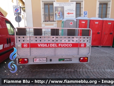 Carrello 
Per trasporto motoslitte
Vigili del Fuoco 
Comando Provinciale di L'Aquila
VF r 04244
Parole chiave: Carrello VFR04244