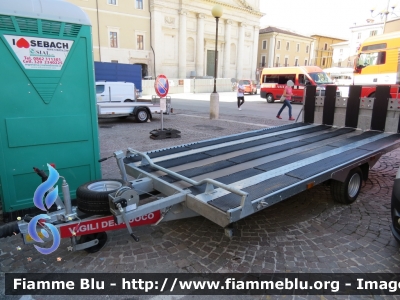 Carrello 
Per trasporto motoslitte
Vigili del Fuoco 
Comando Provinciale di L'Aquila
VF r 04244
Parole chiave: Carrello VFR04244