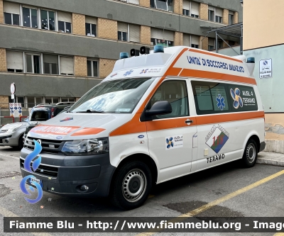 Volkswagen Trasporter T5 restyle 
ASL n4 di Teramo
118 Abruzzo Soccorso 
C.O. Di Teramo 
Allestimento ODONE 
Parole chiave: Volkswagen Trasporter_T5_restyle Ambulanza