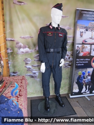 Uniforme 
Carabinieri Raggruppamento aeromobile
Parole chiave: Uniforme Carabinieri Raggruppamento Aeromobile