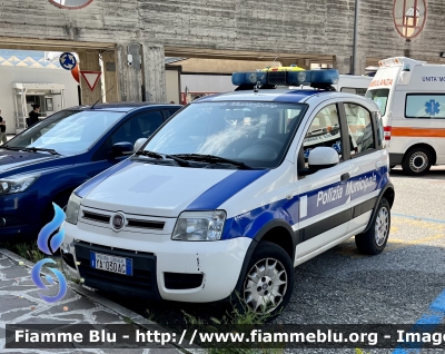 Fiat Nuova Panda 4x4 I serie 
Polizia Municipale 
Comune di L’Aquila 
Allestimento Bertazzoni 
POLIZIA LOCALE YA 030 AG
Parole chiave: Fiat Nuova_Panda_4x4_Iserie POLIZIALOCALEYA030AG