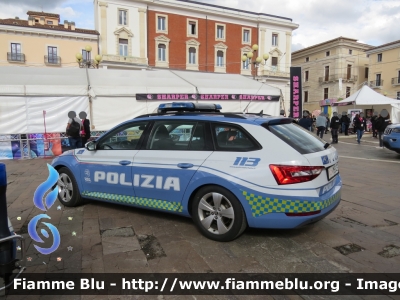 Skoda Superb Wagon III serie restyle
Polizia di Stato
Polizia Stradale in servizio sulla A24/A25 "Strada Dei Parchi"
POLIZIA M6643
Parole chiave: Skoda Superb_Wagon_IIIserie_restyle POLIZIAM6643