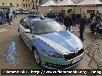 Skoda Superb Wagon III serie restyle
Polizia di Stato
Polizia Stradale in servizio sulla A24/A25 "Strada Dei Parchi"
POLIZIA M6643
Parole chiave: Skoda Superb_Wagon_IIIserie_restyle POLIZIAM6643