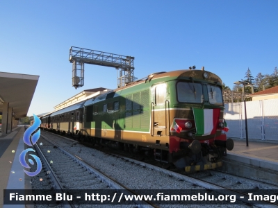 Treno Storico Milite Ignoto
Esercito Italiano
Centenario del Milite Ignoto 1921-2021
Treno composto da: N1 locomotiva a Vapore GR.740;N1 Bagagliaio 1926;N1 Carro K;N2 Carrozze "Centoporte";N1 Carrozza "Centoporte a Salone";N1 Carro Carnera;N1 Carrozza Primaclasse Az10000;N1 Carrozza Grillo;N1 Carrozza Cuccette tipo "1957 T";N1 Locomotiva Diesel
Parole chiave: Treno Strorico_Milite_Ignto