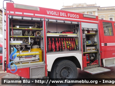 Iveco EuroFire 140E28 4x4 I serie
Vigili del Fuoco
Comando Provinciale di L'Aquila
AutoPompaSerbatoio Allestimento Iveco-Magirus 
VF 22699
Parole chiave: Iveco EuroFire_140E28_4x4_Iserie VF22699