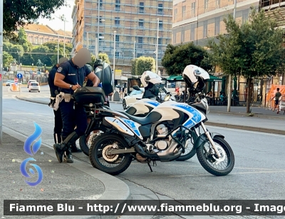 Honda Transalp
Polizia Municipale 
Comune di Napoli 
POLIZIA LOCALE YA 00724
POLIZIA LOCALE YA 00725
Cod.Automezzo 16 
Parole chiave: Honda Transalp POLIZIALOCALEYA00724 POLIZIALOCALEYA00725