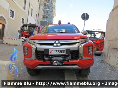 Mitsubishi L200 V serie restyle
Vigili del Fuoco
Comando Provinciale di L'Aquila
Allestimento Totani
VF 32800
Parole chiave: Mitsubishi L200_Vserie_restyle VF32800