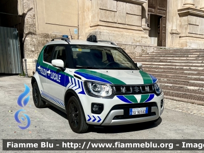 Suzuki Ignis III serie 
Polizia Locale 
Comune di L’Aquila 
Allestimento Totani 
POLIZIA LOCALE YA 969 AD 
Parole chiave: Suzuki Ignis_IIIserie POLIZIALOCALEYA969AD