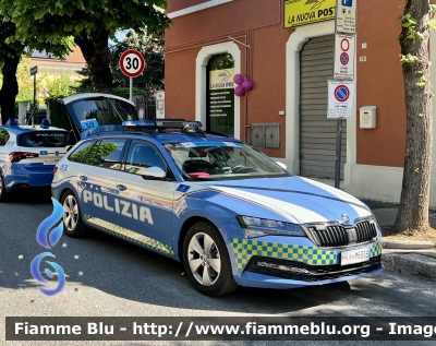 Skoda Superb Wagon III serie Restyle 
Polizia di Stato 
Polizia Stradale 
POLIZIA M6633

In scorta al Giro D’Italia 2024
Auto 475
Parole chiave: Skoda Superb_Wagon_IIIserie_restyle POLIZIAM6633 Giro_D’Italia_2024