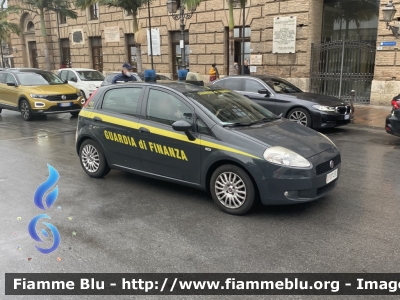 Fiat Grande Punto
Guardia di Finanza
GdiF 074 BJ
Parole chiave: Fiat Grande_Punto GdiF074BJ