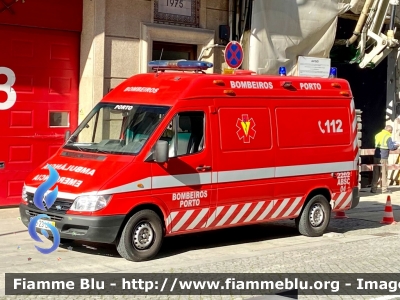 Mercedes-Benz Sprinter II serie
Portugal - Portogallo
Bombeiros Voluntários do Porto
Parole chiave: Ambulanza Ambulance