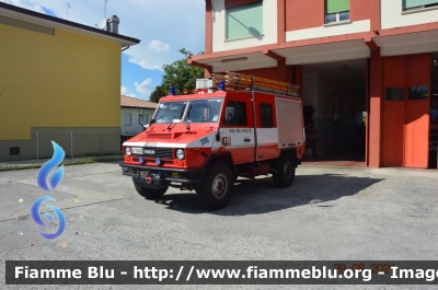 Iveco VM90
Vigili del Fuoco
Comando Provinciale di Pordenone
Distaccamento Permanente di San Vito al Tagliamento
Polisoccorso allestimento Baribbi
VF 16489
Parole chiave: Iveco VM90 VF16489