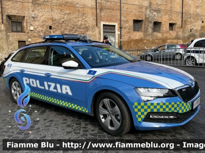 Skoda Superb Wagon III serie restyle
Polizia di Stato 
Polizia Stradale 
Decorazione Grafica Artlantis 
POLIZIA M6387
Parole chiave: Skoda Superb_Wagon_IIIserie_restyle POLIZIAM6387