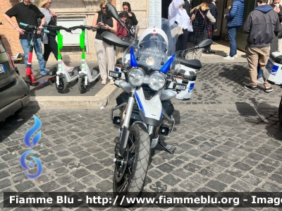 Moto Guzzi V85 TT
Polizia Roma Capitale
Parole chiave: Moto-Guzzi V85_TT