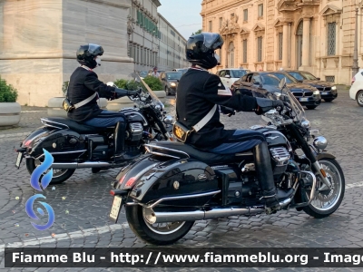 Moto Guzzi California Touring 1400
Carabinieri
Reggimento Corazzieri
CC A4904
CC A4908
Parole chiave: Moto-Guzzi California_Touring_1400 CCA4904 CCA4908