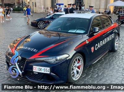 Alfa Romeo Nuova Giulia Quadrifoglio
Carabinieri 
Nucleo Radiomobile di Roma
Allestimento FCA
CC DK 554
Parole chiave: Alfa-Romeo Nuova_Giulia_Quadrifoglio CCDK554