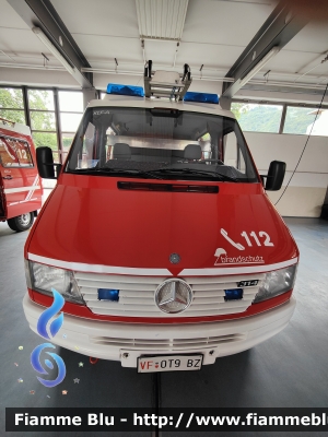 Mercedes-Benz Sprinter 4x4 II serie
Vigili del Fuoco
Unione Distrettuale Merano - Bezirksverband Meran
Corpo Volontario di Lana - Freiwillige Feuerwehr Lana (BZ)
Allestimento Brandshutz
VF 0T9 BZ
Parole chiave: Mercedes-Benz Sprinter_4x4_IIserie VF0T9BZ