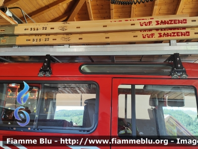 Land 110 Sanzeno 4
Vigili del Fuoco
Unione Distrettuale Merano - Bezirksverband Meran
Corpo Volontario di Monte san Zeno -
Freiwillige Feuerwehr Zenoberg (BZ)
VF 2E3 TN
Parole chiave: Land-Rover Defender_110 VF2E3TN