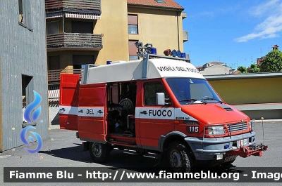 Iveco Daily 4x4 40.10 II serie
igili del Fuoco
Comando Provinciale di Lodi
Distaccamento Volontario di Sant'Angelo Lodigiano (LO)
Polisoccorso
VF 17043
Parole chiave: Iveco Daily_4x4_40.10_IIserie