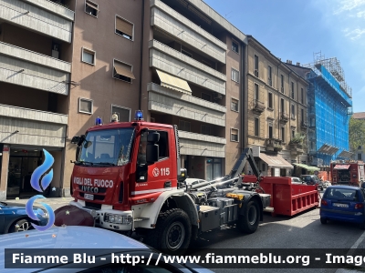 Iveco EuroCargo 150E30 4x4 III serie
Vigili del Fuoco
Comando Provinciale di Milano
Autocarro Scarrabile Allestimento Magirus-Molinari
VF 28226
Parole chiave: Iveco Eurocargo 150E30_IIIserie VF28226