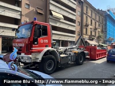 Iveco EuroCargo 150E30 4x4 III serie
Vigili del Fuoco
Comando Provinciale di Milano
Autocarro Scarrabile Allestimento Magirus-Molinari
VF 28226
Parole chiave: Iveco Eurocargo 150E30_IIIserie VF28226