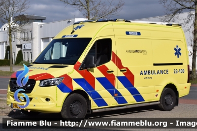 Mercedes-Benz Sprinter IV serie
Nederland - Paesi Bassi
Regionale Ambulance Voorziening (RAV) Region 23 Noord Limburg
Parole chiave: Ambulance Ambulanza