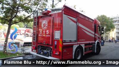 Scania P370 III serie
Vigili del Fuoco
Comando Provinciale di Milano
AutoBottePompa allestimento BAI
Disco 77
VF 30615
Esposto alla Manifestazione "Da grande farò il pompiere" del 16/10/22
Parole chiave: Scania P370_IIIserie VF30615 Da_Grande_Farò_Il_Pompiere_2022