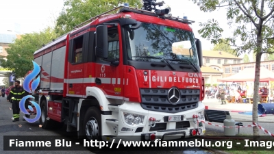 Mercedes-Benz Arocs 1832
Vigili del Fuoco
Comando Provinciale di Milano
Bimodale (strada-rotaia)
Allestimento BAI
Disco 18
VF 30910
Esposta alla Manifestazione "Da grande farò il pompiere" del 16/10/22
Parole chiave: Mercedes-Benz Arocs_1832 VF30910 Da_Grande_Farò_Il_Pompiere_2022