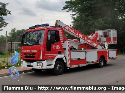 Iveco EuroCargo 110EL22 III serie
Vigili del Fuoco
Comando Provinciale di Monza e Brianza
Distaccamento Permanente di Desio
Piattaforme aeree ribassate
da 30 metri di sviluppo massimo
Allestimento Multitel-Pagliero
VF 27183
Parole chiave: Iveco EuroCargo_110EL22_IIIserie VF27183