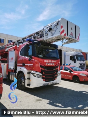 Iveco S-Way AT260S42
Vigili del Fuoco
AutoScala articolata M42L-AS da 42 metri
Allestimento Magirus Comando Provinciale di Bari
VF 32923
Parole chiave: Iveco S-Way_AT260S42 VF32923