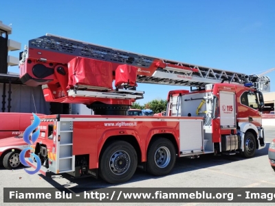 Iveco S-Way AT260S42
Vigili del Fuoco
AutoScala articolata M42L-AS da 42 metri
Allestimento Magirus Comando Provinciale di Bari
VF 32923
Parole chiave: Iveco S-Way_AT260S42 VF32923