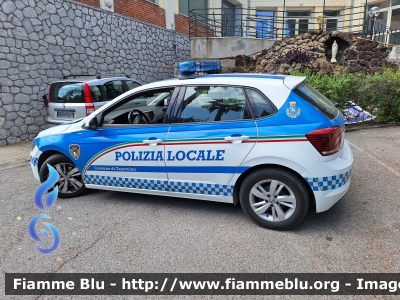 Volkswagen Polo VI serie
Polizia Locale
Comune di Taormina (ME)
Allestimento GGG Elettromeccanica
YA 815 AE
Parole chiave: Volkswagen Polo_VIserie YA815AE