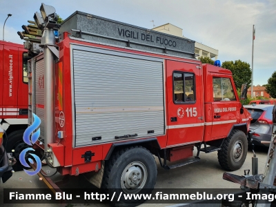 Iveco VM90
Vigili del Fuoco
Comando Provinciale di Pavia
Distaccamento Volontario di Garlasco (PV)
Livrea ex Colonna Mobile La Spezia
Polisoccorso allestimento Magirus
VF 16603
Parole chiave: Iveco VM90 Magirus Pavia