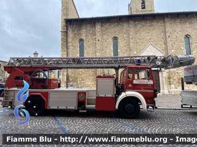 Iveco 140-19
Protezione Civile
Volontari Gran Sasso D'Italia
Sezione di Mosciano Sant'Angelo (TE)
AutoScala (AS)
Allestita da Magirus Leiter
Parole chiave: Iveco 140-19