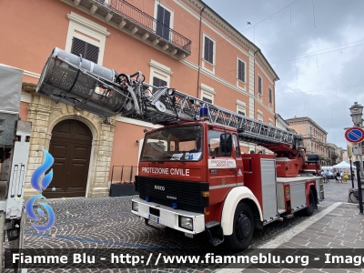 Iveco 140-19
Protezione Civile
Volontari Gran Sasso D'Italia
Sezione di Mosciano Sant'Angelo (TE)
AutoScala (AS)
Allestita da Magirus Leiter
Parole chiave: Iveco 140-19