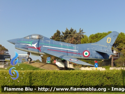 Fiat G-91 R PAN
Aeronautica Militare
Pattuglia Acrobatica Nazionale
Esposto presso l'aeroporto di Brindisi
MM6242
Parole chiave: Fiat G-91R PAN MM6242