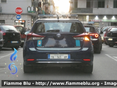 Toyota Auris Hybrid II serie
Polizia Metropolitana di Bari (BA)
(ex Polizia Provinciale)
Allestimento Ciabilli
Codice Automezzo: 3
POLIZIA LOCALE YA 943 AM
Parole chiave: Toyota Auris Hybrid_II_Serie