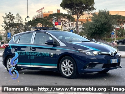 Toyota Auris Hybrid II serie
Polizia Metropolitana di Bari (BA)
(ex Polizia Provinciale)
Allestimento Ciabilli
Codice Automezzo: 3
POLIZIA LOCALE YA 943 AM
Parole chiave: Toyota Auris_Hybrid_IIserie POLIZIALOCALEYA943AM