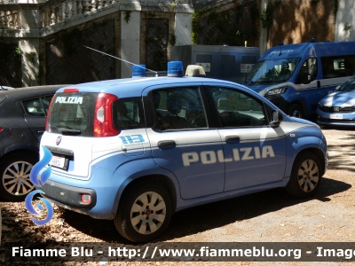 Fiat Nuova Panda II serie
Polizia di Stato
Allestimento NCT Nuova Carrozzeria Torinese
Decorazione Grafica Artlantis
POLIZIA H9804
Parole chiave: Fiat Nuova Panda_IIserie POLIZIAH9804