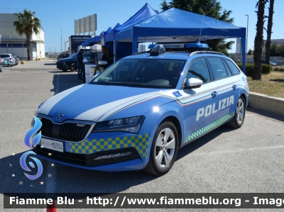 Skoda Superb Wagon III serie restyle
Polizia di Stato
Polizia Stradale
Decorazione Grafica Artlantis
POLIZIA M6394
Parole chiave: Skoda Superb_Wagon_IIIserie_restyle POLIZIAM6394