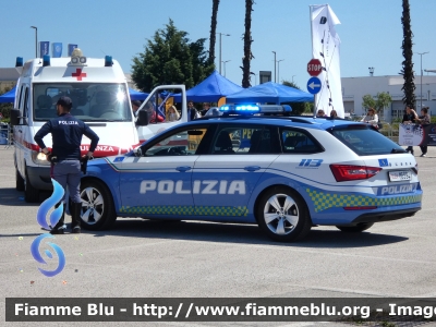 Skoda Superb Wagon III serie restyle
Polizia di Stato
Polizia Stradale
Decorazione Grafica Artlantis
POLIZIA M6394
Parole chiave: Skoda Superb_Wagon_IIIserie_restyle POLIZIAM6394