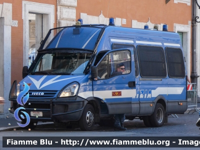 Iveco Daily IV serie
Polizia di Stato
Reparto Mobile
Allestimento Sperotto
Decorazione Grafica Artlantis
POLIZIA H0917
Parole chiave: Iveco Daily_IVserie POLIZIAH0917