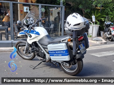 Bmw F650GS II serie
Polizia Locale
Comune di Bari (BA)
POLIZIA LOCALE YA 00088
Parole chiave: Bmw F650GS_IIserie POLIZIALOCALEYA00088