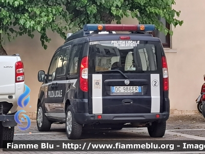 Fiat Doblò II serie
Polizia Locale
Comune di Sammichele di Bari (BA)
Codice Automezzo: 2
Parole chiave: Fiat Doblò_IIserie