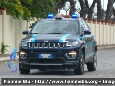 Jeep Compass 4x4
Polizia Metropolitana Bari (BA)
(ex Polizia Provinciale)
Codice Automezzo: 8
Allestimento DMC Custom Tailored
POLIZIA LOCALE YA 240 AA
Parole chiave: Jeep Compass_4x4 POLIZIALOCALEYA240AA