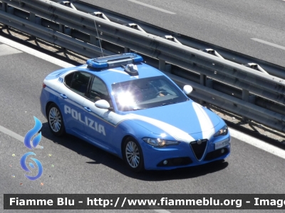 Alfa Romeo Nuova Giulia
Polizia di Stato
Squadra Volante
Allestimento FCA
POLIZIA M7300
Parole chiave: Alfa-Romeo Nuova Giulia POLIZIAM7300