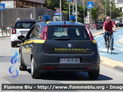 Fiat Grande Punto
Guardia di Finanza
GdiF 828 BG
Parole chiave: Fiat Grande_Punto GdiF828BG